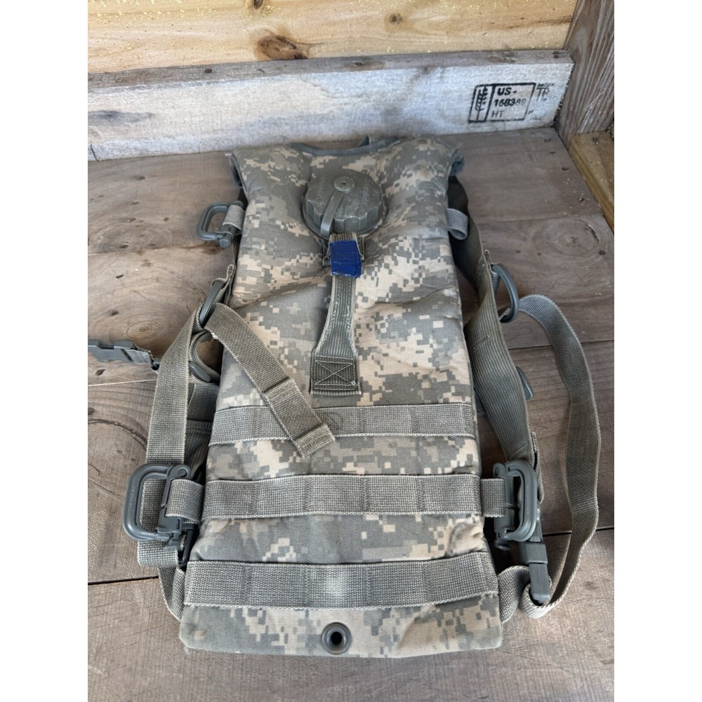 US‎ Army Issue UCP MOLLE Hydration System Carrier NSN 8465-01-524-8362